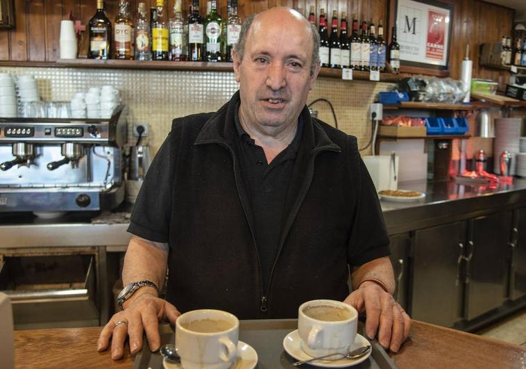 Antolín Blanco, en la bar Dos Castillas en el alto de Navacerrada.