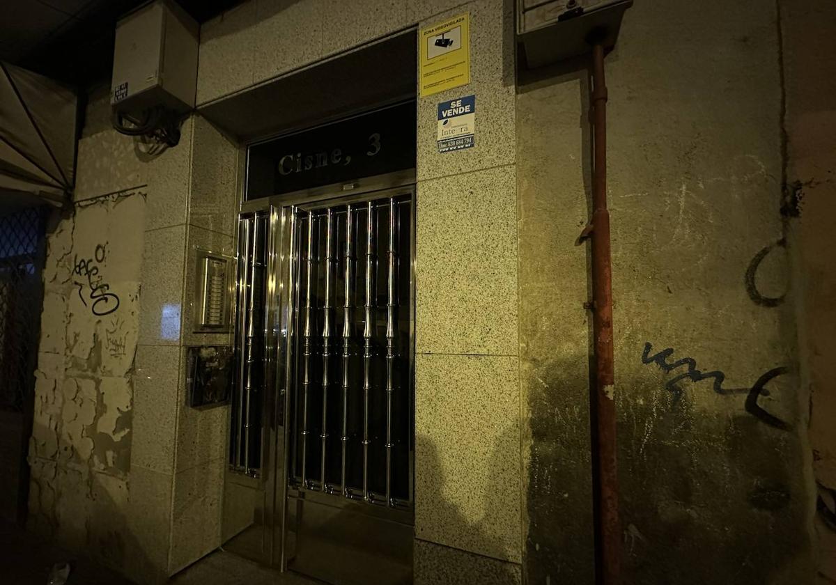 El portal donde ha tenido lugar el suceso, durante la tarde del sábado.