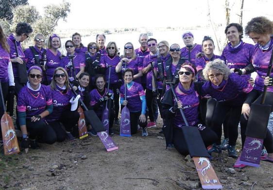 Las integrantes del club de piragüismo Vallkirias Pisuerga, este sábado, antes de entrenar en el Pontón Alto de Segovia.