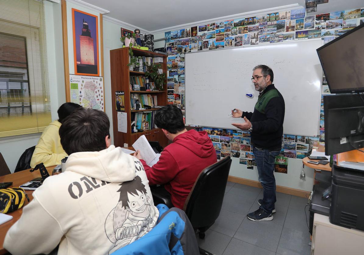 El profesor Eugenio Paz imparte clases en su academia.