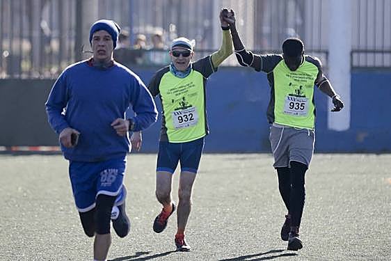 Una de las imágenes solidarias que dejó el 25º aniversario de la carrera.