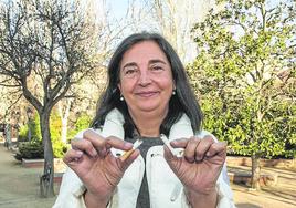 María José Plaza rompe un cigarro en un parque de Segovia.