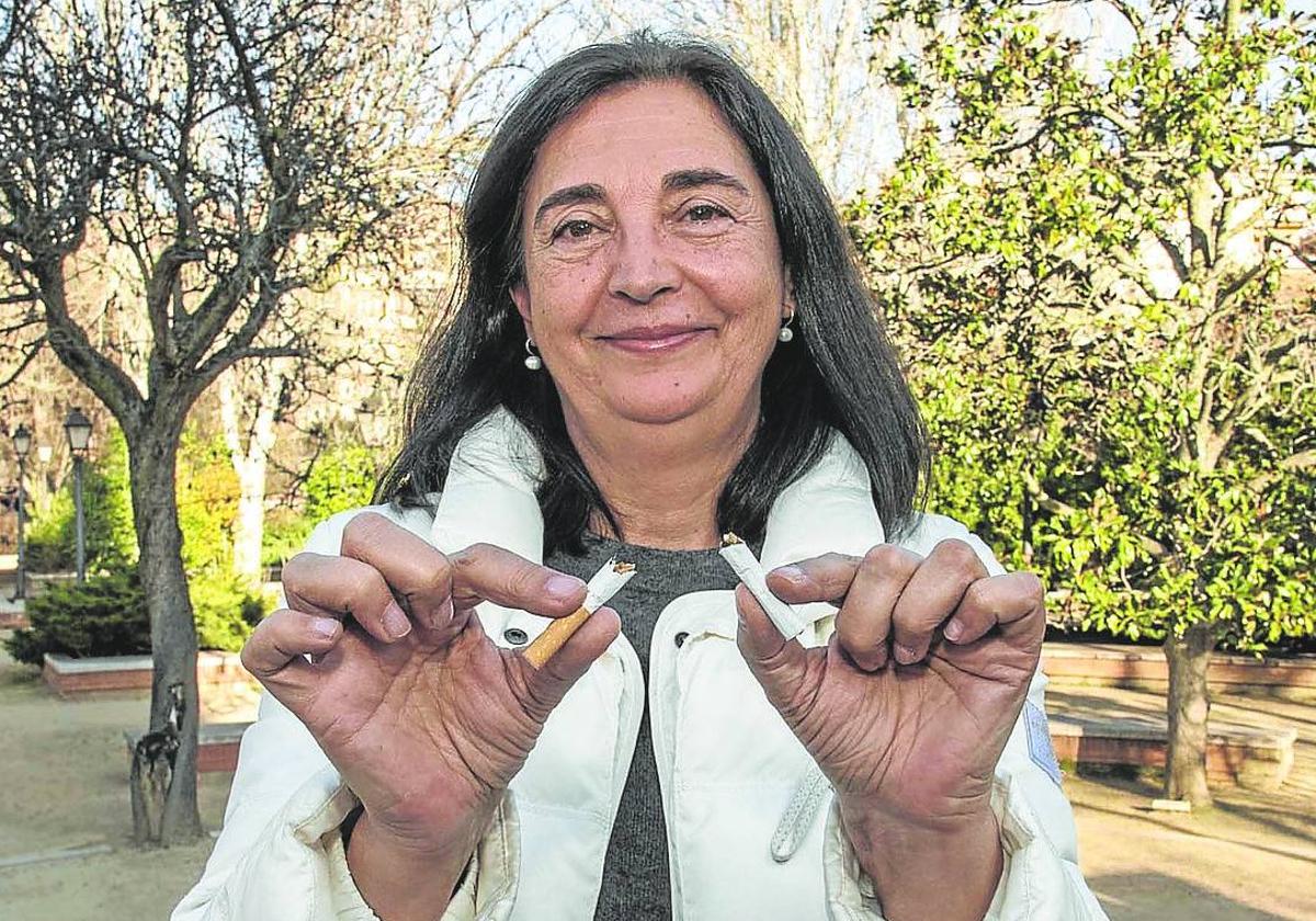 María José Plaza rompe un cigarro en un parque de Segovia.