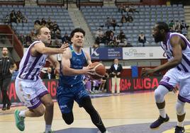 Schmidt persigue a Barcello, los dos máximos anotadores del partido, ante la mirada de Kabasele.