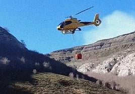 El helicóptero cogiendo agua en la zona del incendio.