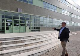 El nuevo director de la Escuela Agraria, Luis Miguel Cárcel, junto al edificio académico.