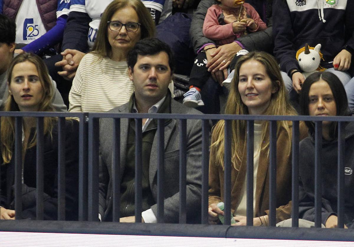 Victoria Federica (derecha), junto a ella Victoria López-Quesada, y su prometido Enrique Moreno de la Cova en el partido de este sábado en Nava