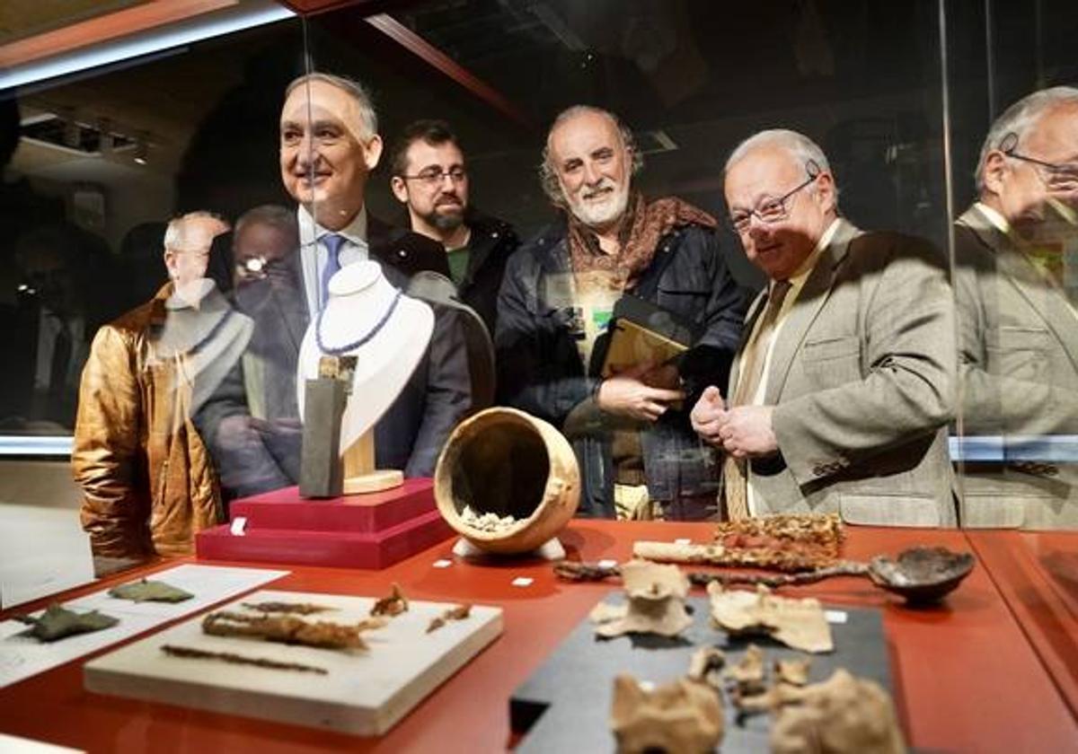 El rector de la UVA, Antonio Largo; el arqueólogo de Pintia Carlos Sanz Mínguez, y el consejero de Cultura, Turismo y Deporte, Gonzalo Santonja, en la exposición de piezas vacceas en el MUVA.