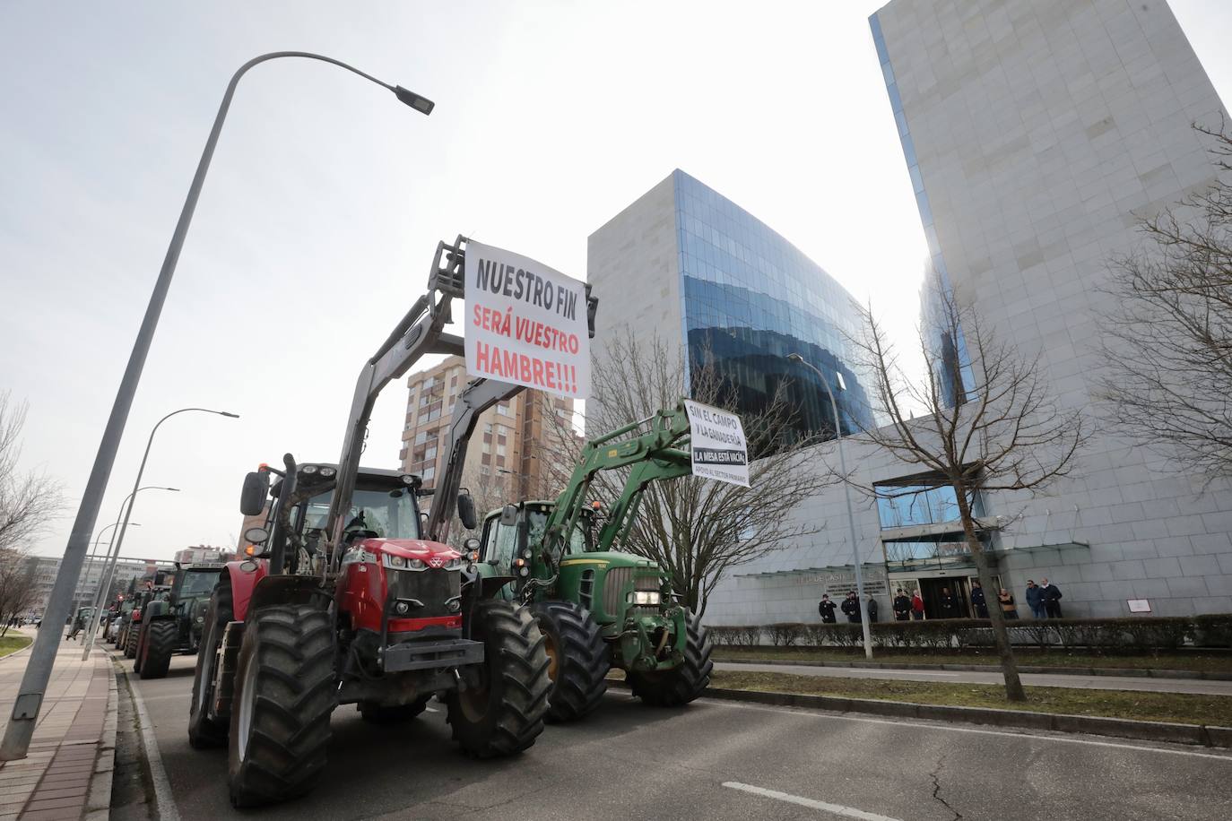 Tractores ante la sede de la Consejería de Agricultura.