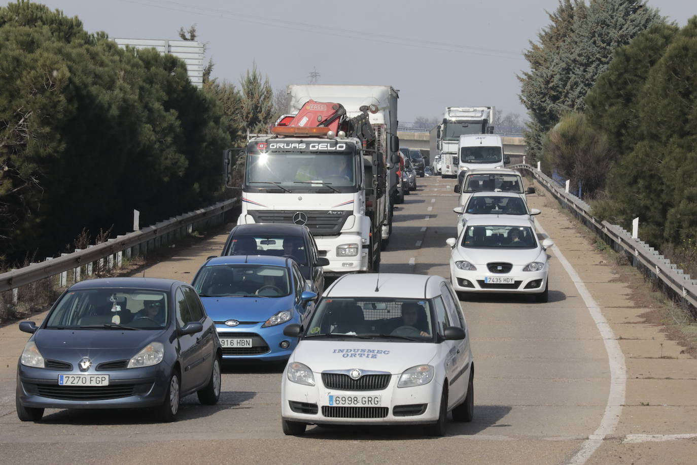 Tráfico parado en una de la arterias de entrada a Valladolid.