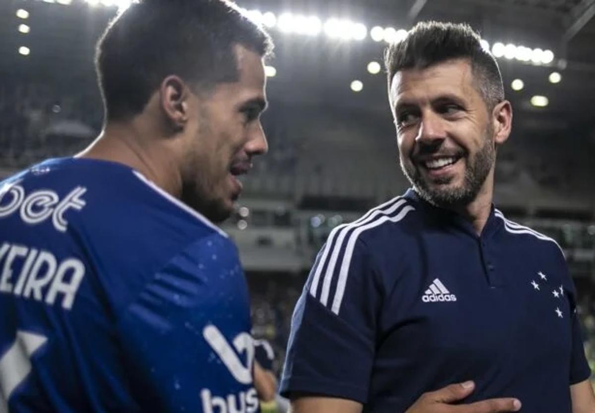 Paulo Pezzolano (derecha) junto al defensa central Lucas Oliiveira, cuando ambos formaban parte de la plantilla del Cruzeiro