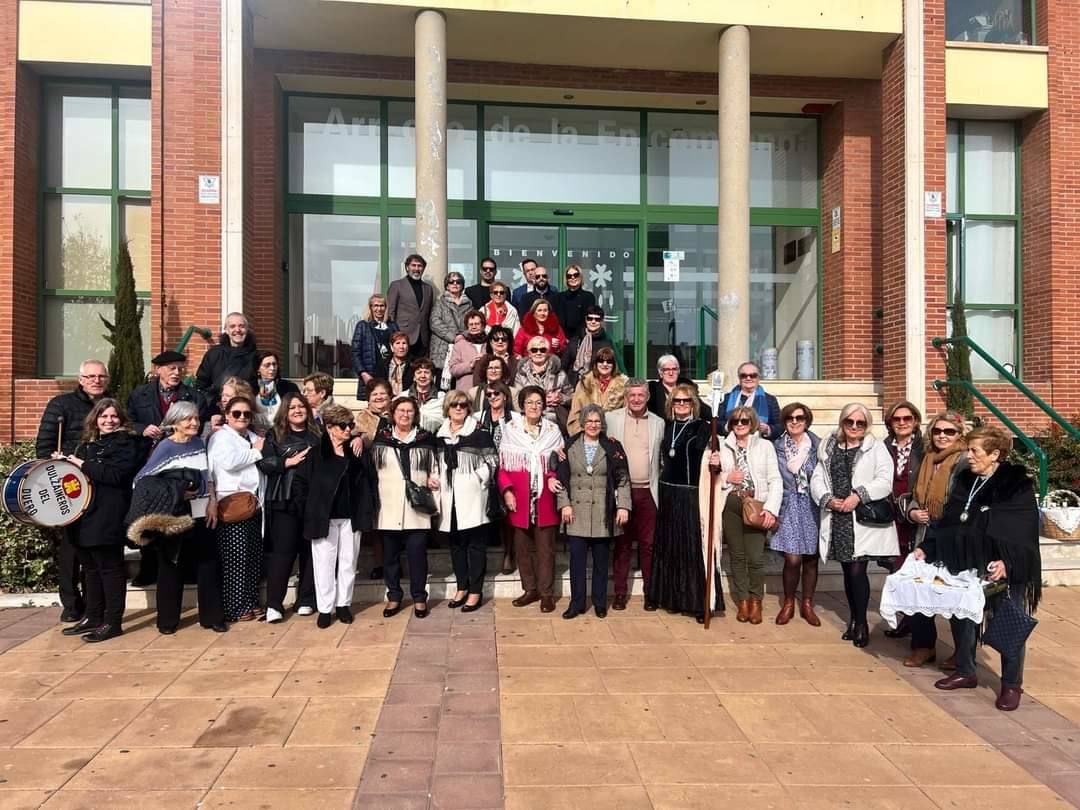 Foto de familia de las participantes en la celebración de las Águedas en Arroyo de la Encomienda, con el alcalde de la localidad.