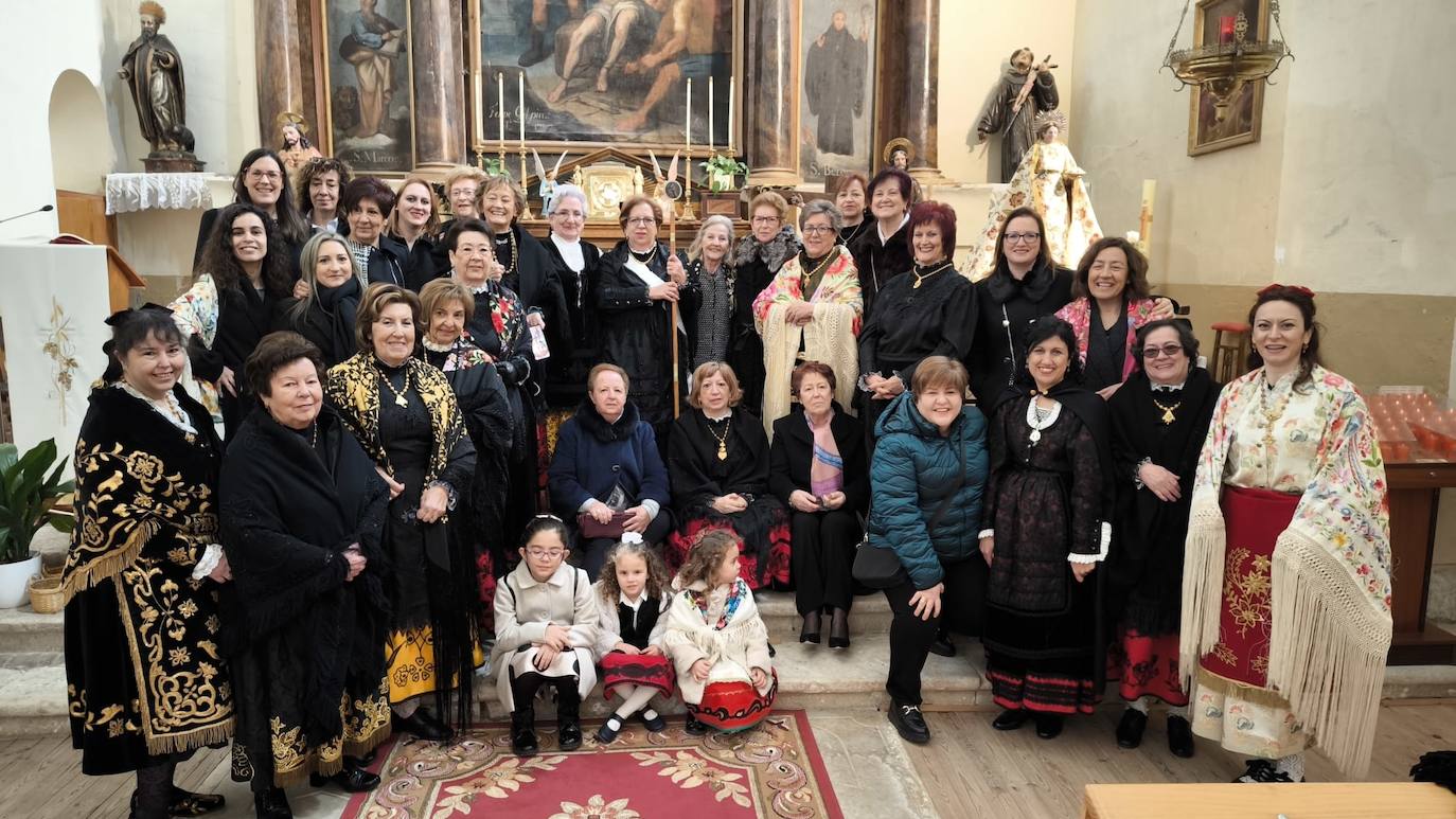 Participantes en los festejos de Santa Águeda en San Román de Hornija.