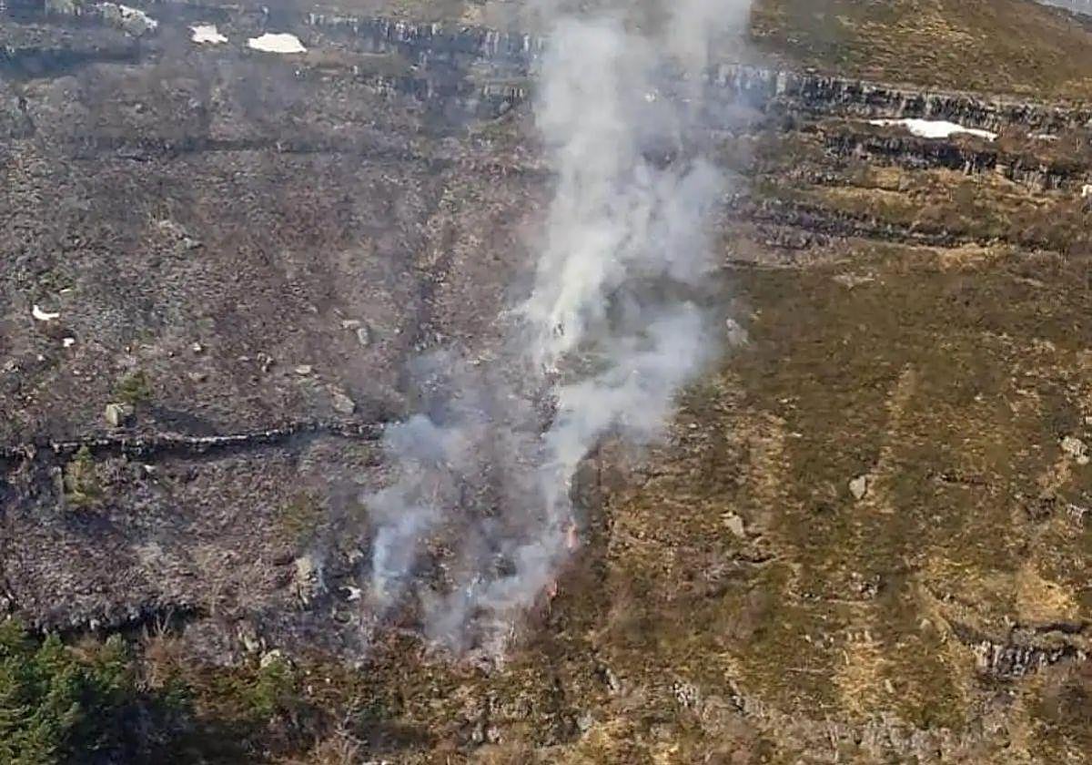 Vista aérea del incendio de Espinosa durante estos días de fuegos.