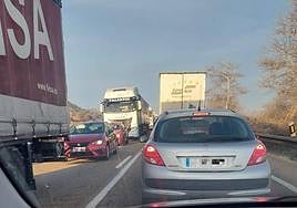 Retenciones en la N-122 este lunes por la mañana.