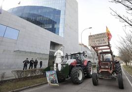 Los tractores de los agricultores del Valle Esgueva se concentraron ante la Consejería de Agricultura, Ganadería y Desarrollo Rural