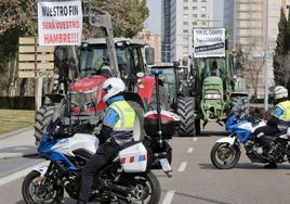 Los tractores, a su paso por la avenida de Salamanca, donde se han concentrado frente a la Consejería de Agricultura.