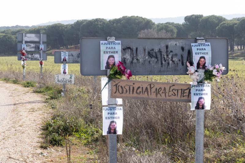 Carteles de justicia para Esther en la cuneta en la que apareció el cuerpo