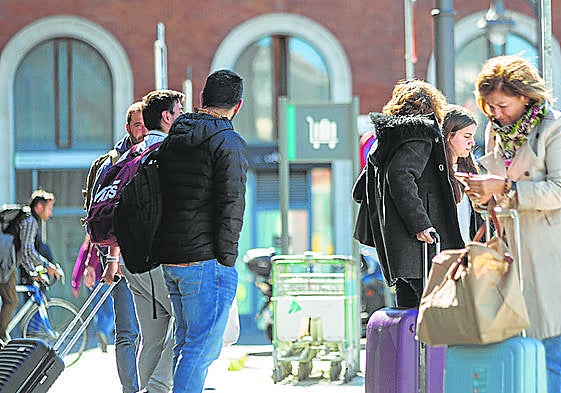 Viajeros con maletas en la estación Campo Grande de Valladolid.