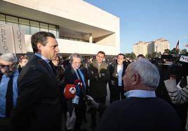 De la Hoz charla con los agricultores en los exteriores de las Cortes.