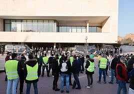 Agricultores concentrados ante las Cortes de Castilla y León.