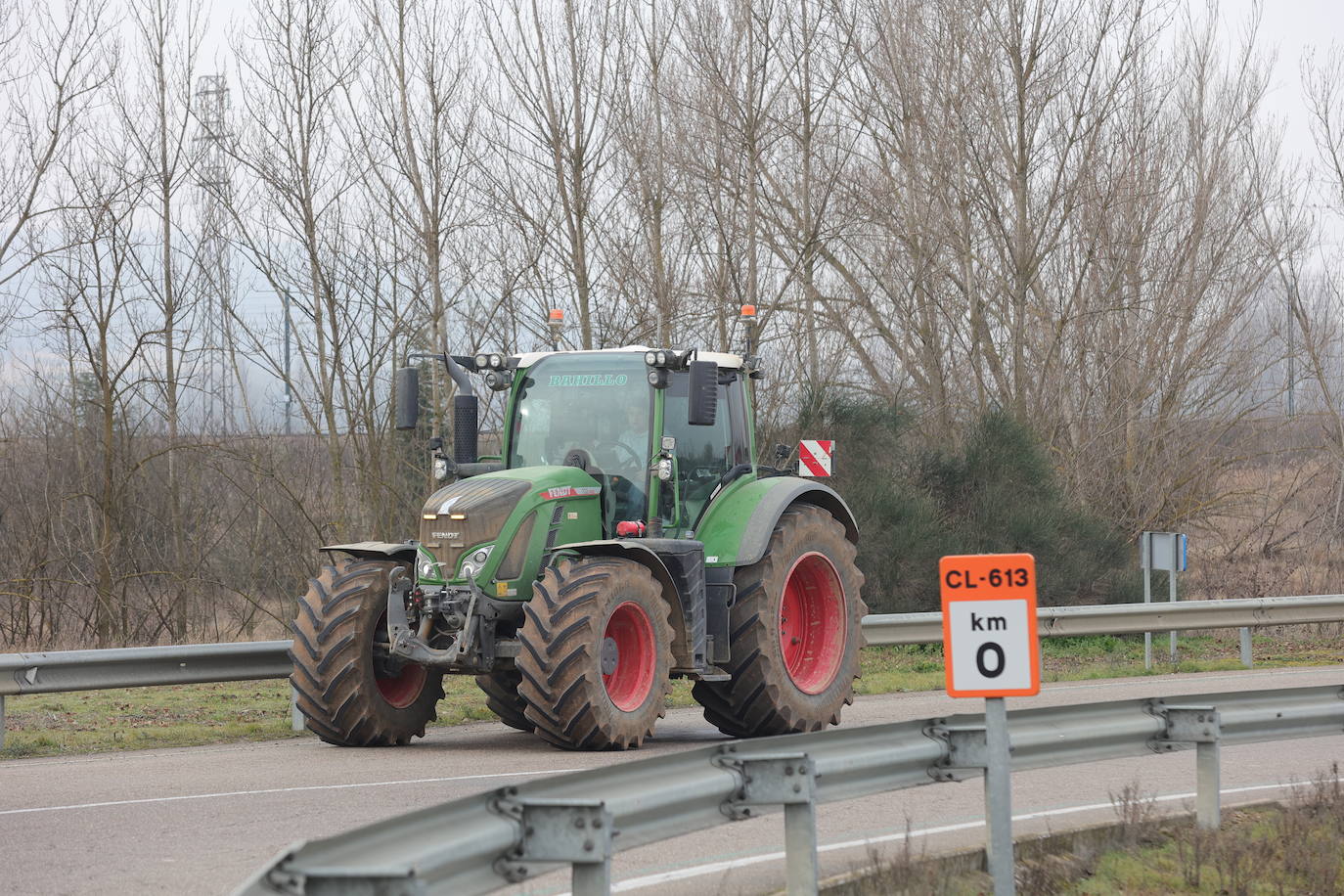 Una cadena de tractores cose la ciudad de Palencia