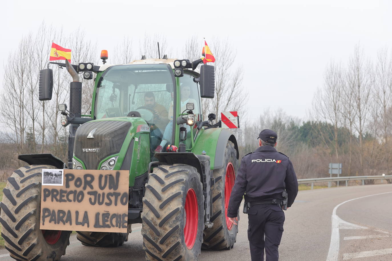 Una cadena de tractores cose la ciudad de Palencia