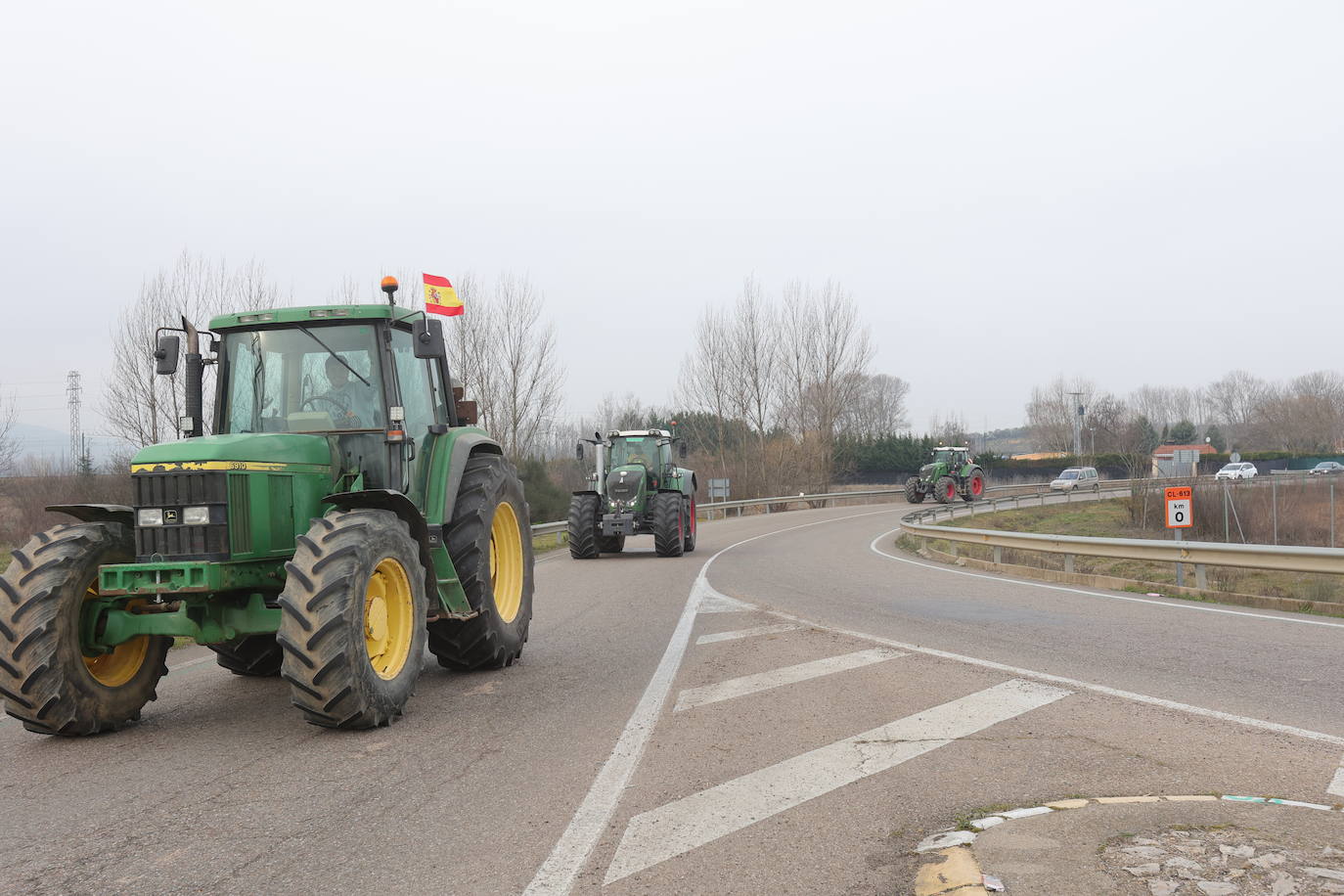 Una cadena de tractores cose la ciudad de Palencia