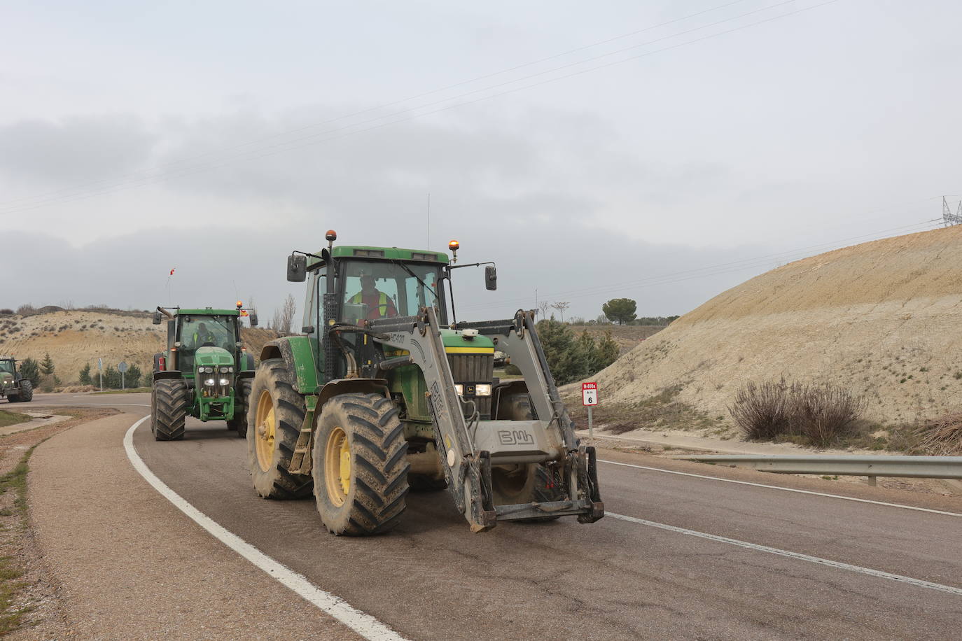 Una cadena de tractores cose la ciudad de Palencia