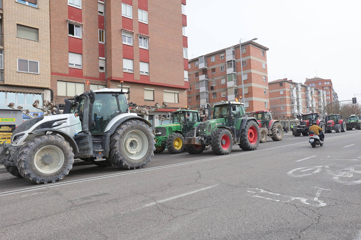 Una cadena de tractores cose la ciudad de Palencia