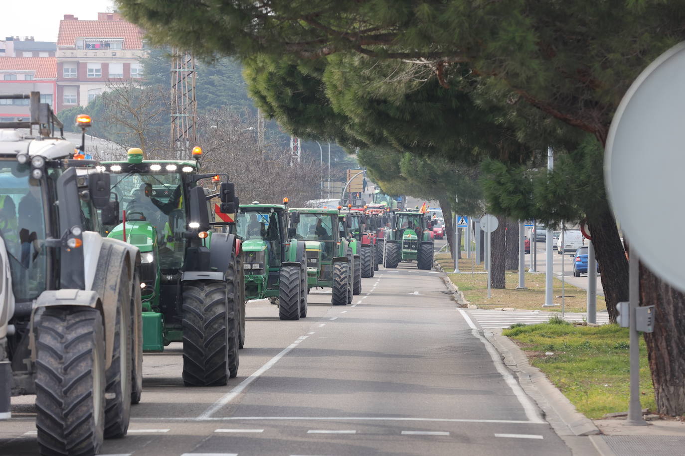 Una cadena de tractores cose la ciudad de Palencia