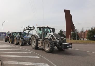 Una cadena de tractores cose la ciudad de Palencia