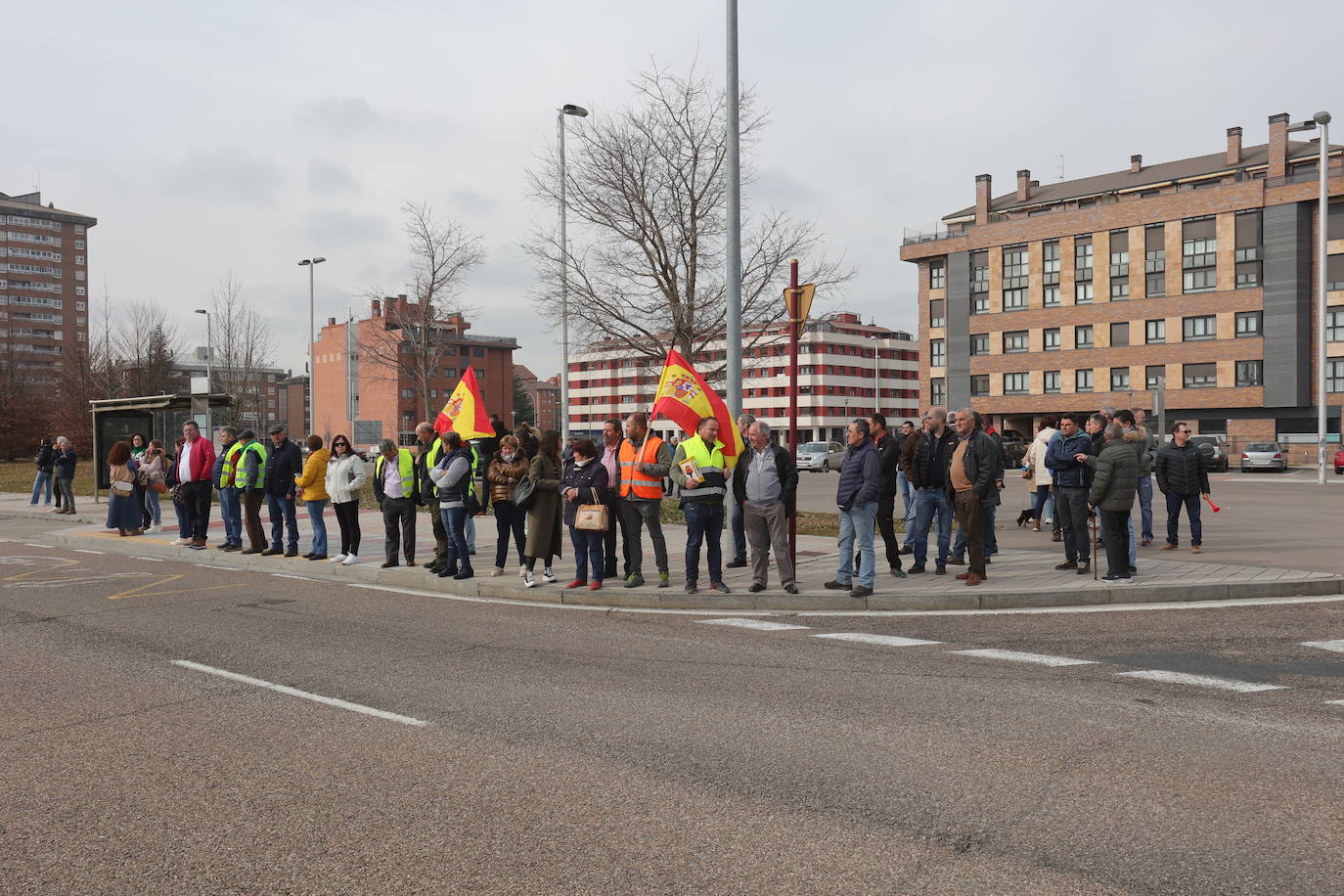 Una cadena de tractores cose la ciudad de Palencia