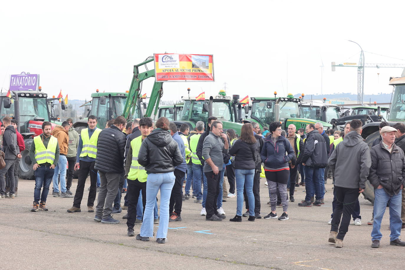 Una cadena de tractores cose la ciudad de Palencia