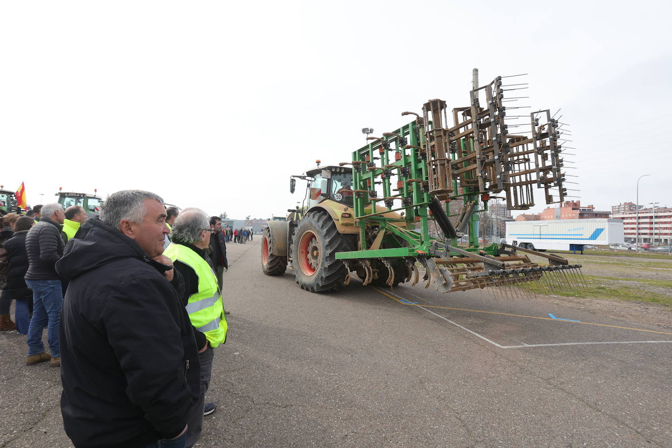 Una cadena de tractores cose la ciudad de Palencia