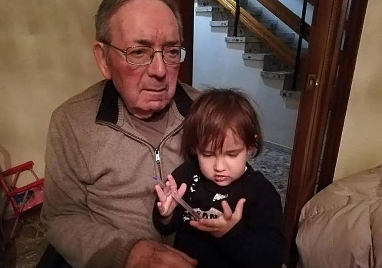 Emilio Hernández, maestro quesero fallecido, junto a su nieta.