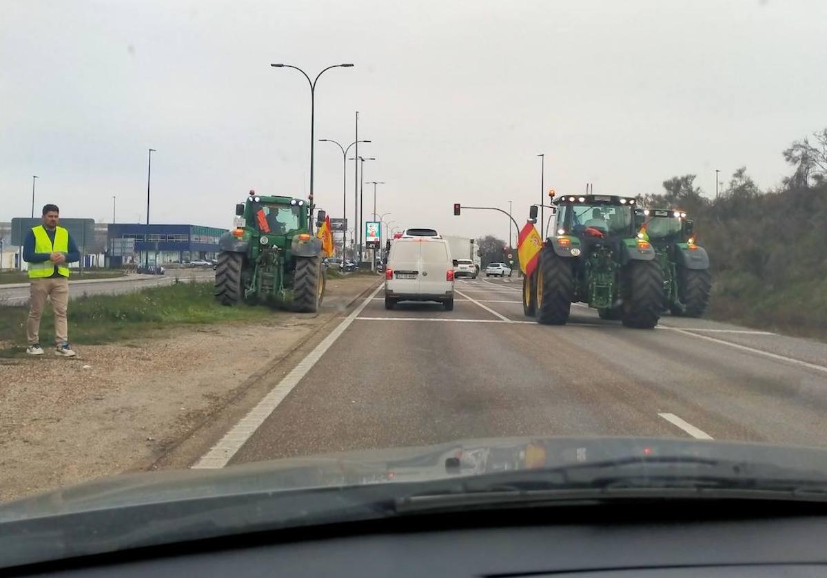 Los tractores se retiran en el arcén y las medianas para permitir el paso de los vehículos después de casi veinte minutos de retención.