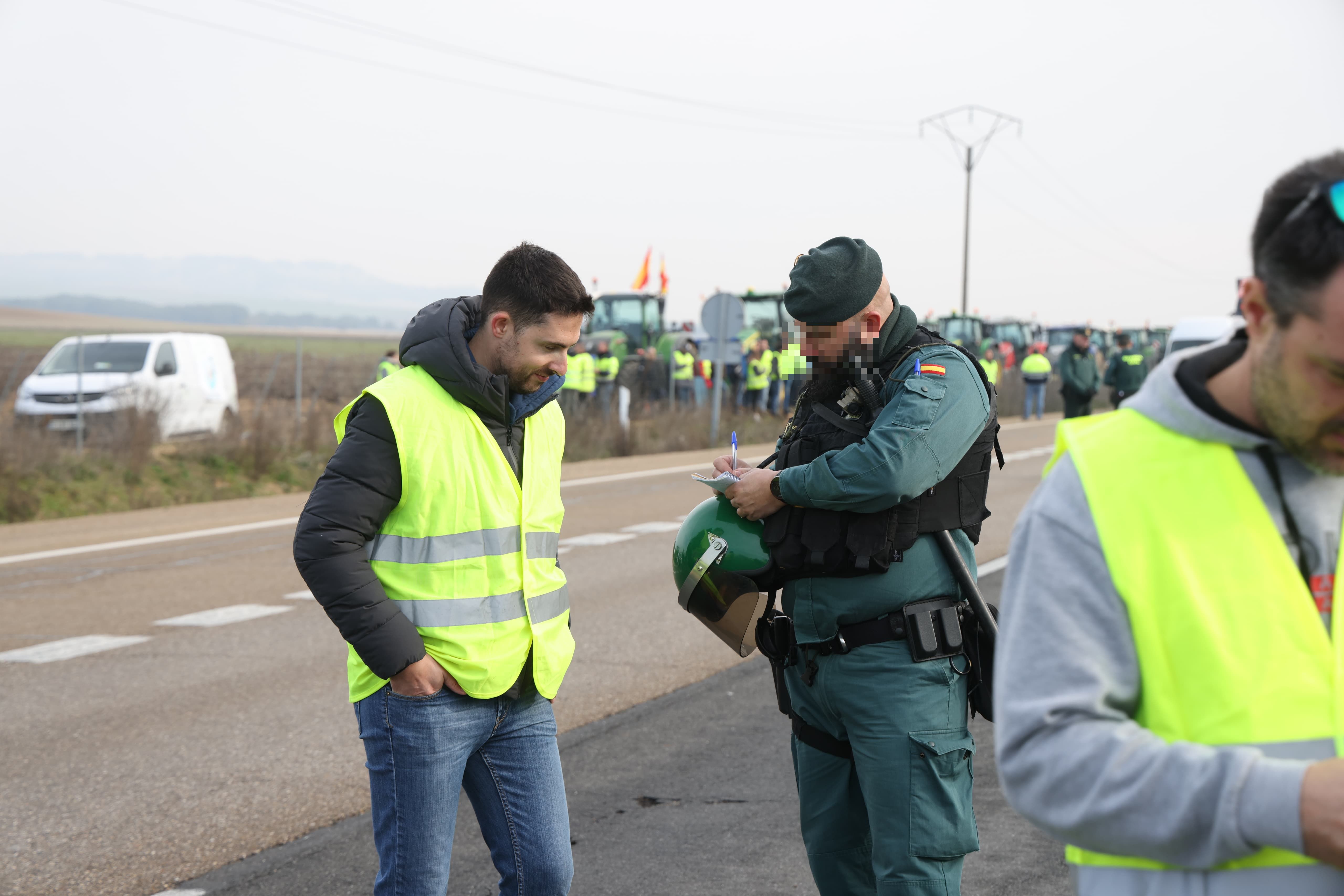 La Guardia Civil identifica a los agricultores de la protesta