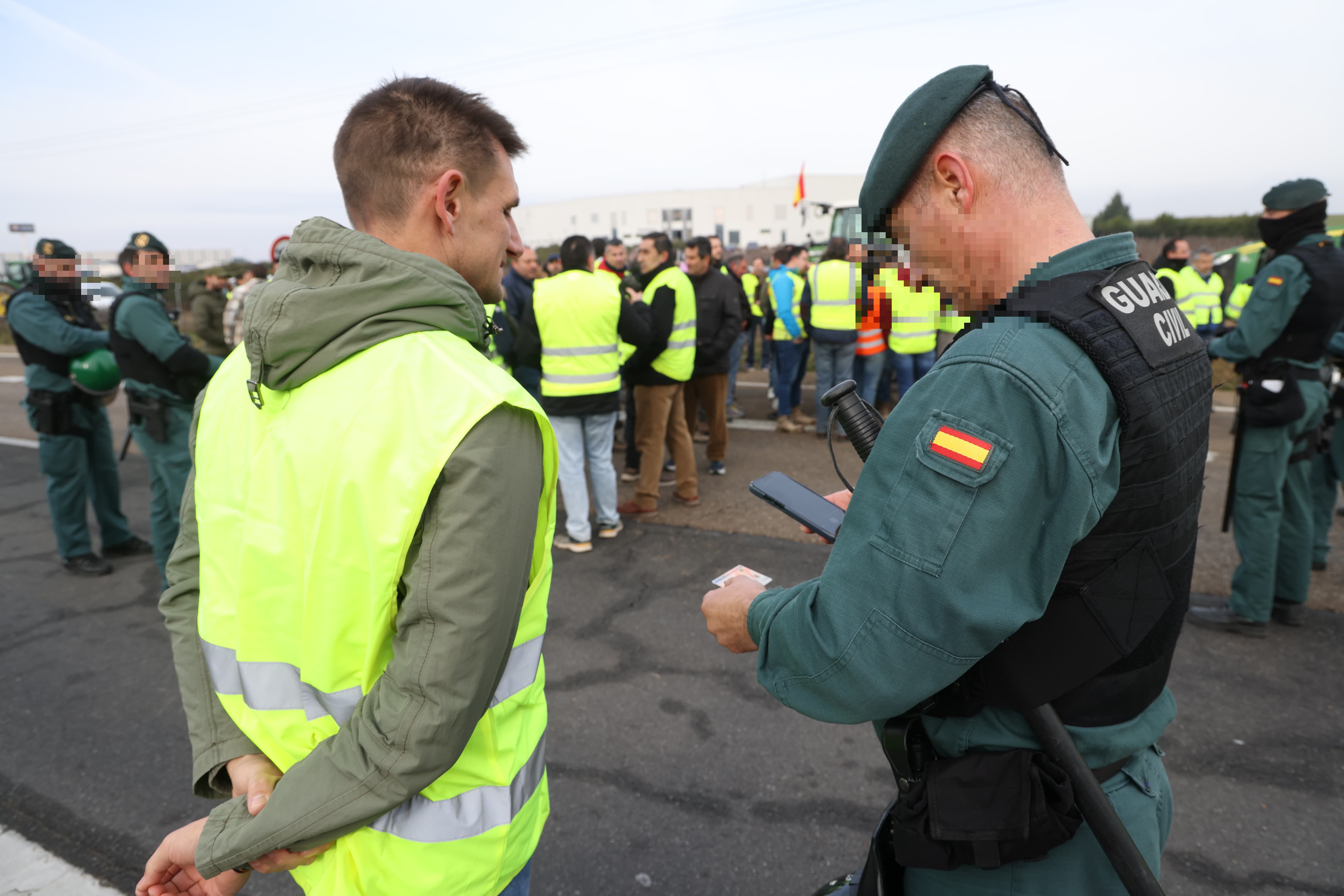 La Guardia Civil identifica a los agricultores de la protesta