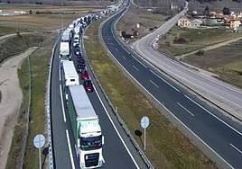 Atascos de camiones y turismos en la A-1 a la altura de Castillejo de Mesleón a causa de las protestas de los agricultores.