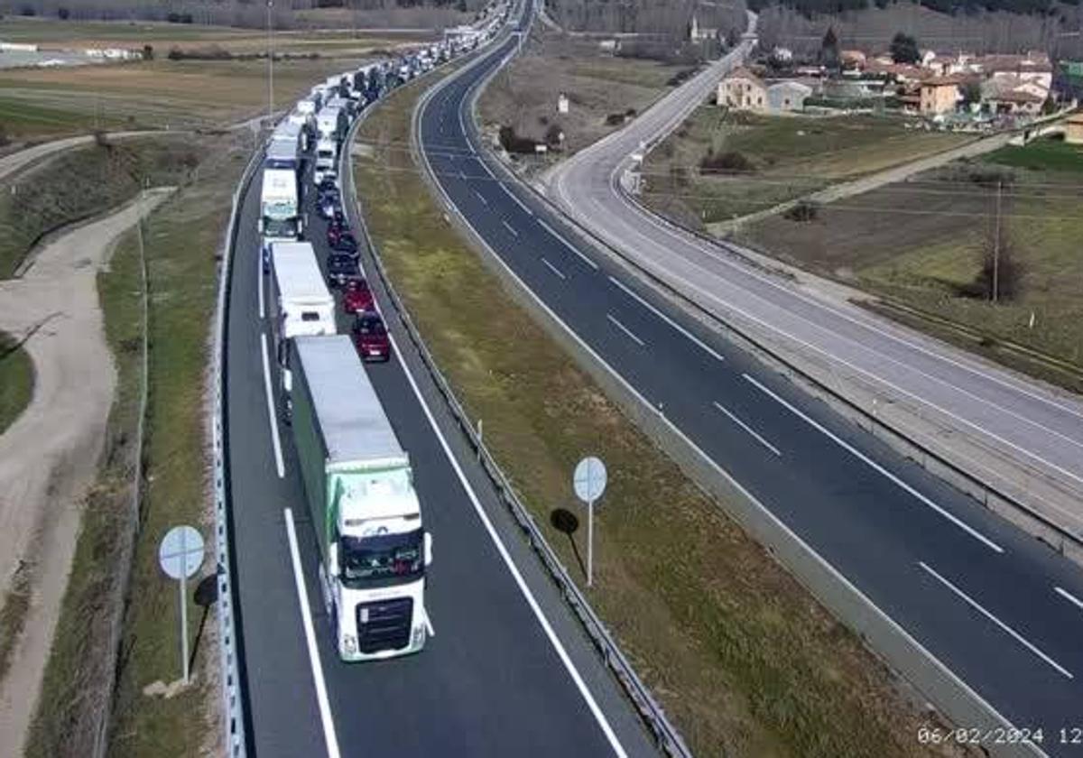 Atascos de camiones y turismos en la A-1 a la altura de Castillejo de Mesleón a causa de las protestas de los agricultores.