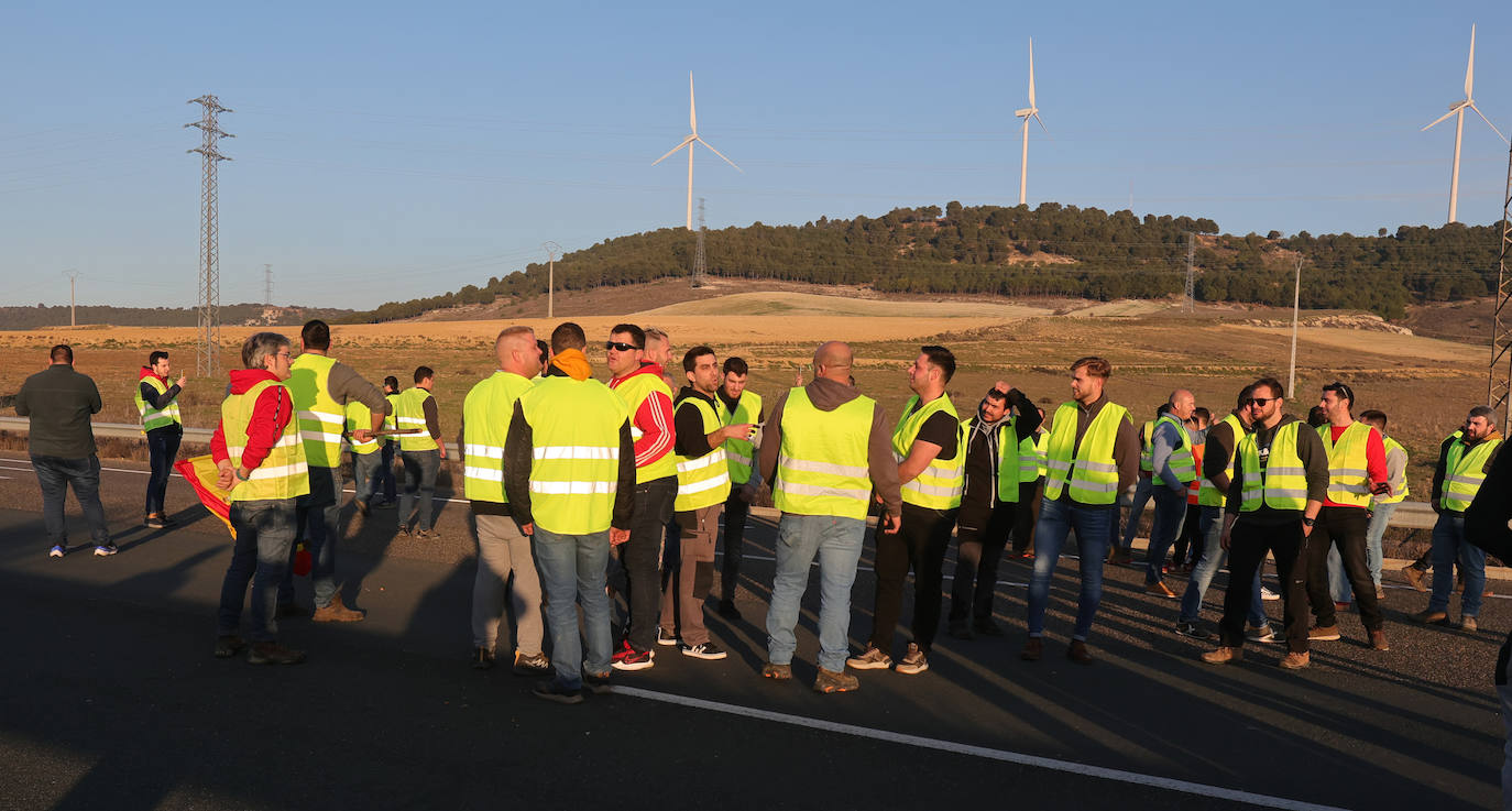 Los agricultores cortan la autovía en la ronda de Palencia