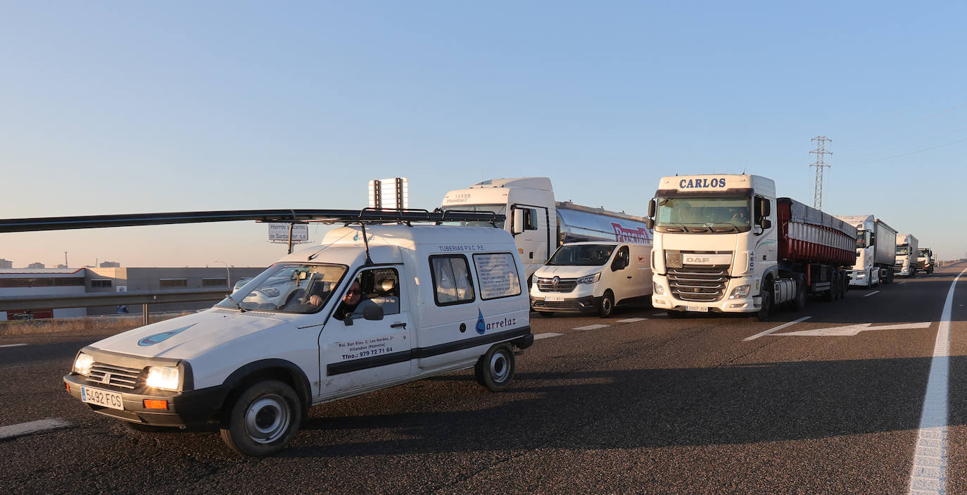 Los agricultores cortan la autovía en la ronda de Palencia