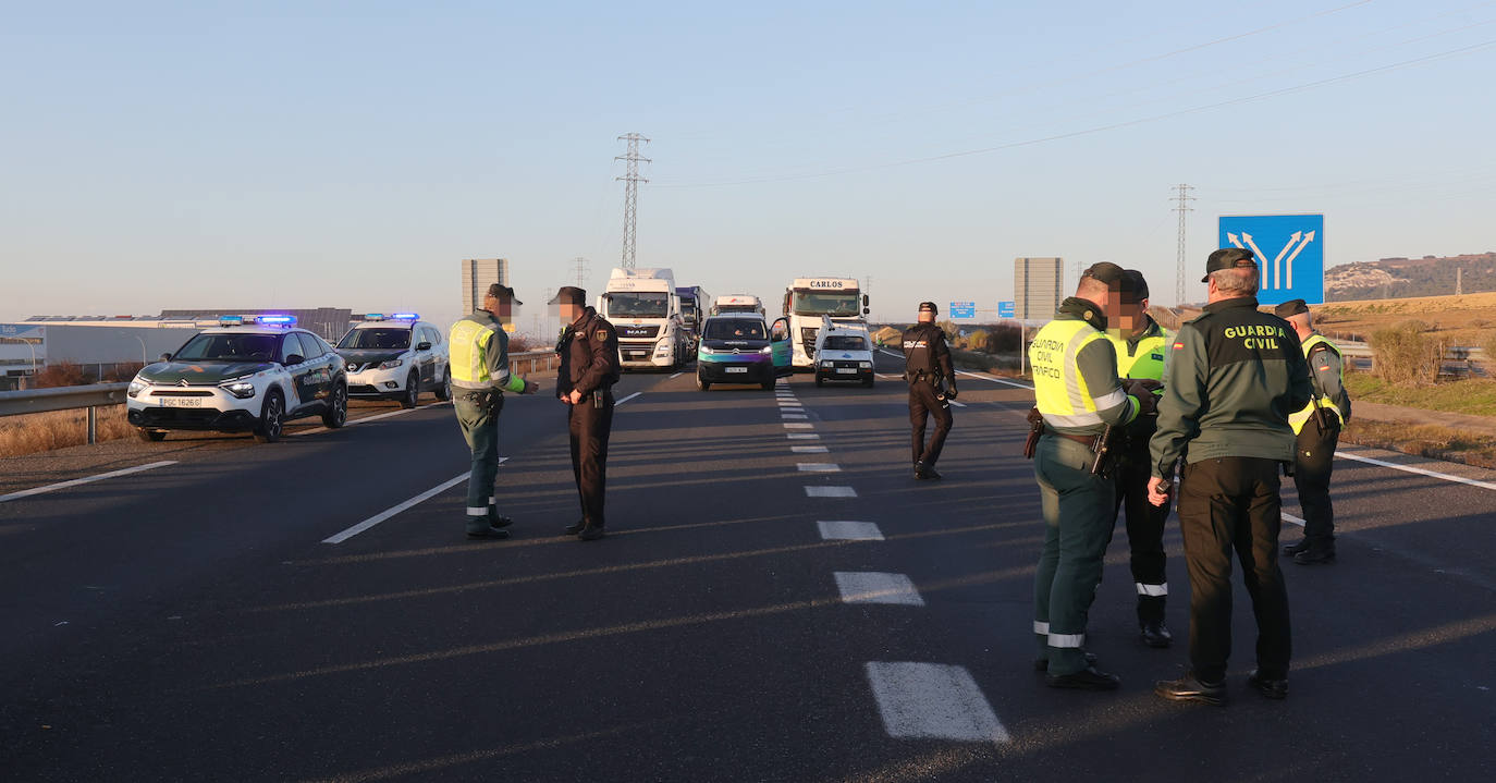 Los agricultores cortan la autovía en la ronda de Palencia