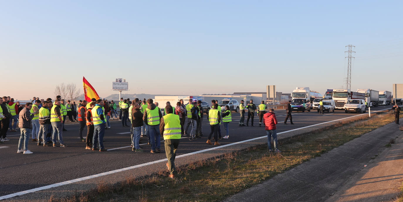 Los agricultores cortan la autovía en la ronda de Palencia