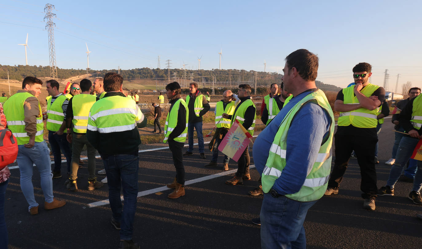 Los agricultores cortan la autovía en la ronda de Palencia