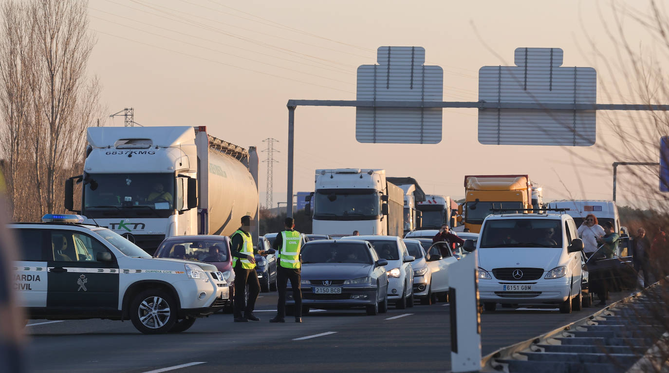 Los agricultores cortan la autovía en la ronda de Palencia