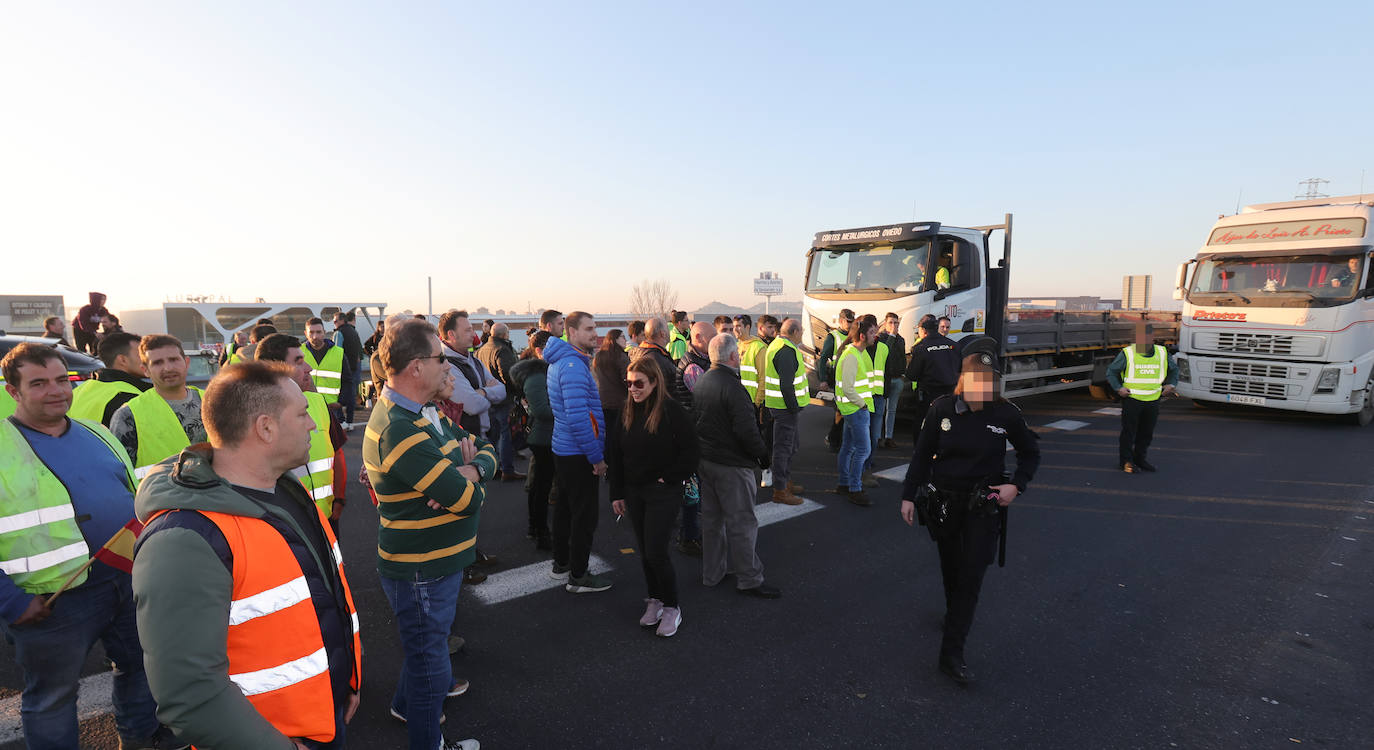 Los agricultores cortan la autovía en la ronda de Palencia