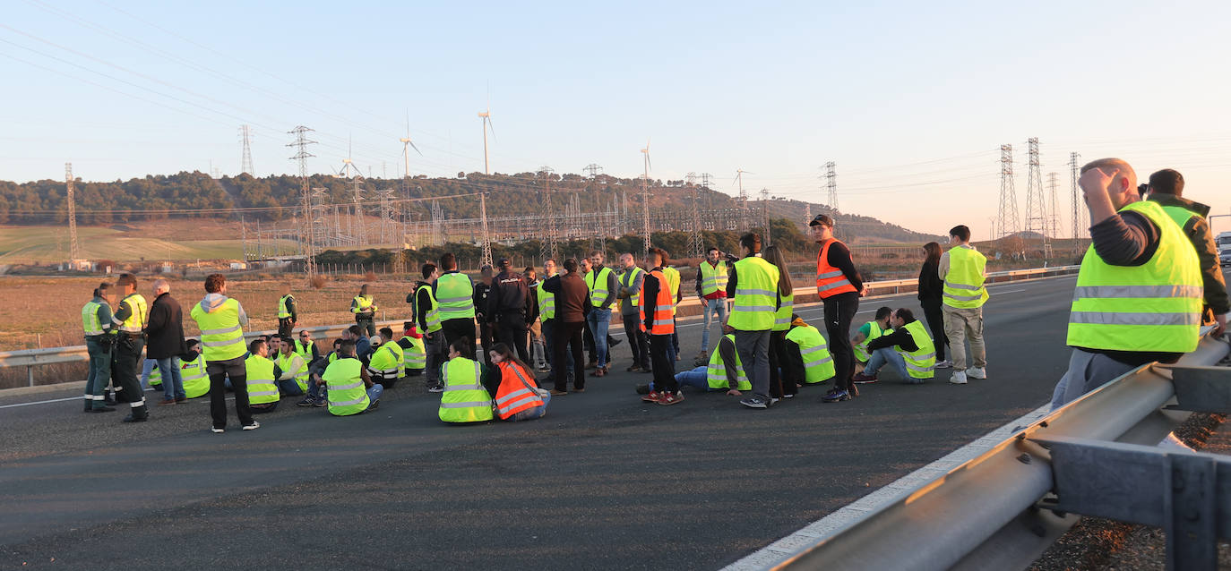 Los agricultores cortan la autovía en la ronda de Palencia