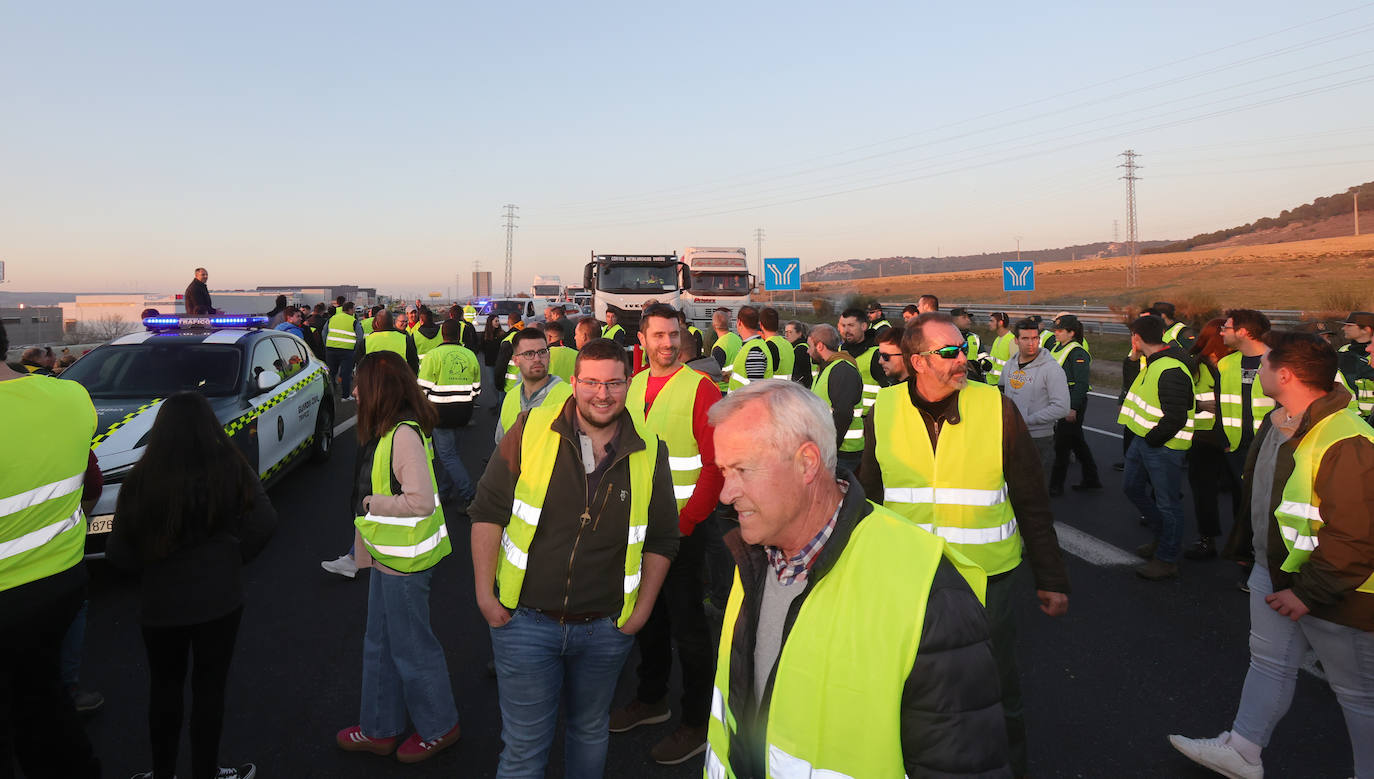 Los agricultores cortan la autovía en la ronda de Palencia